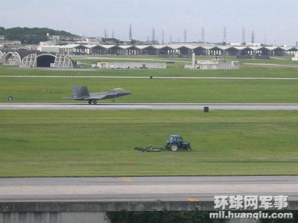Máy bay chiến đấu F-22 của quân Mỹ tiến hành huấn luyện tại căn cứ Okinawa